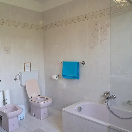 Etage Entier Independant D , Avec Terrasse, Jardin, 2 A 6 Personnes