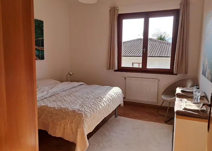 Etage Entier Independant D , Avec Terrasse, Jardin, 2 A 6 Personnes *